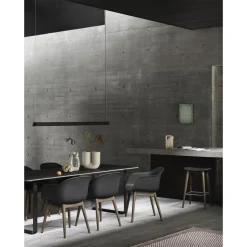 Muuto Fiber Spisebordsstol med Armlán og Trá Base Láder Polstret Cognac/Eg