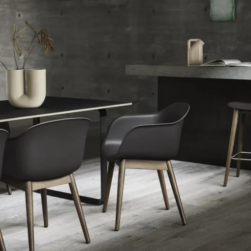 Muuto Fiber Spisebordsstol med Armlán og Trá Base Láder Polstret Cognac/Eg