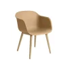 Muuto Fiber Spisebordsstol med Armlán og Trá Base Ochre/Eg