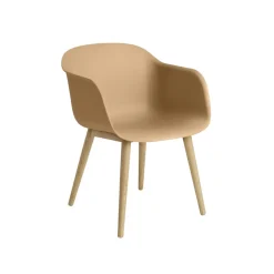 Muuto Fiber Spisebordsstol med Armlán og Trá Base Ochre/Eg