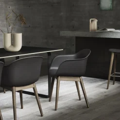Muuto Fiber Spisebordsstol med Armlán og Trá Base Ochre/Eg