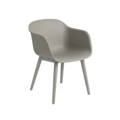 Muuto Fiber Spisebordsstol med Armlán og Trá Base Grå
