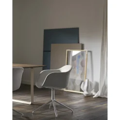 Muuto Fiber Spisebordsstol med Armlán og Swivel Base Støvet Grøn
