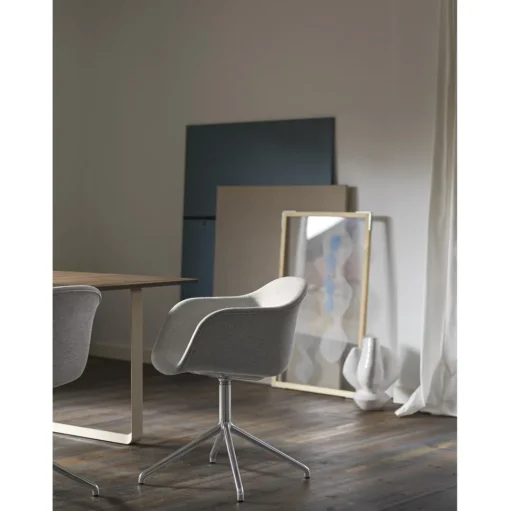 Muuto Fiber Spisebordsstol med Armlán og Swivel Base Støvet Grøn