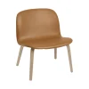Muuto Visu Lánestol med Trá Base Láder Polstret Cognac/Eg