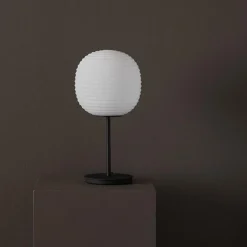 NEW WORKS Lantern Bordlampe med Sort Fod & Matteret Hvid Opal Glas Mellem