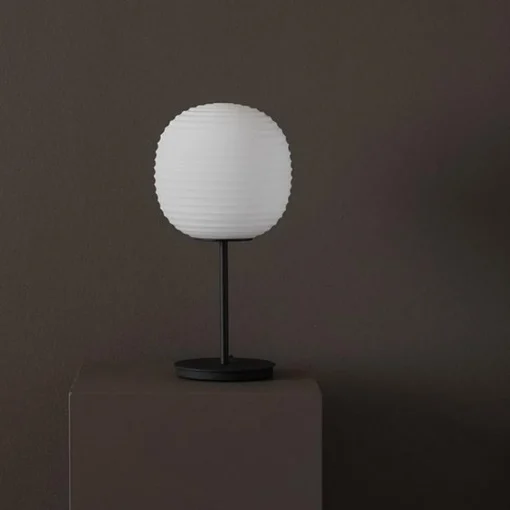 NEW WORKS Lantern Bordlampe med Sort Fod & Matteret Hvid Opal Glas Mellem