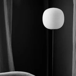 NEW WORKS Lantern Gulvlampe M. Sort Fod & Matteret Hvid Opal Glas