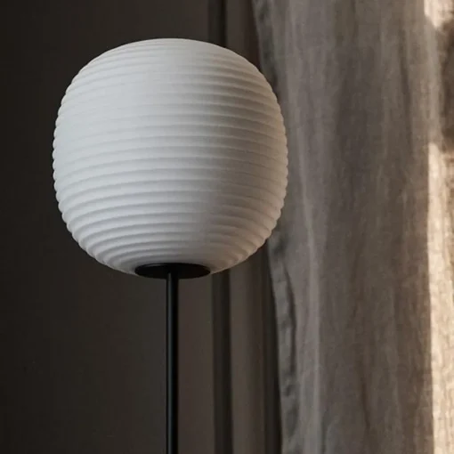 NEW WORKS Lantern Gulvlampe M. Sort Fod & Matteret Hvid Opal Glas