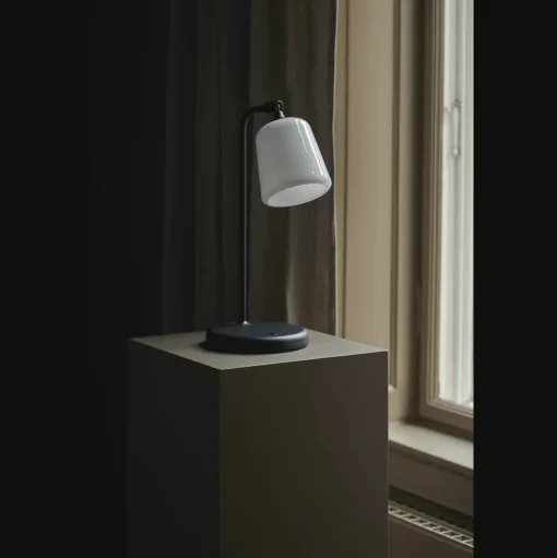 New Works Material Bordlampe Hvid/Opal