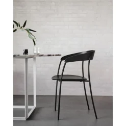 New Works Missing Spisebordsstol med Armlán Sort Asketrá