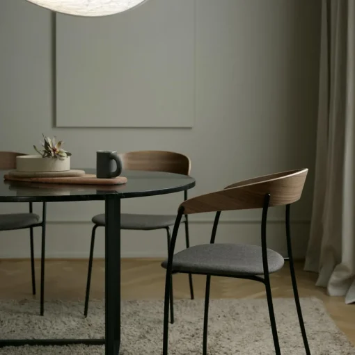 New Works Missing Spisebordsstol med Armlán Valnød/Barnum Sand