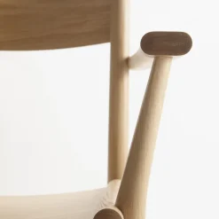 Nikari Linea Collection Akademia Spisebordsstol med Armlán Lys Lakeret Egetrá