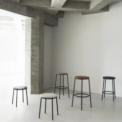 Normann Copenhagen Circa Barstol H75 Láderpolstret Sort/Brandy Láder 41574