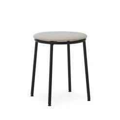 Normann Copenhagen Circa Skammel Polstret Sort/MLF20 Sand
