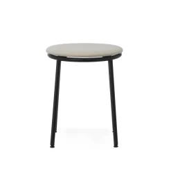 Normann Copenhagen Circa Skammel Polstret Sort/MLF20 Sand