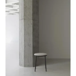 Normann Copenhagen Circa Skammel Polstret Sort/MLF20 Sand