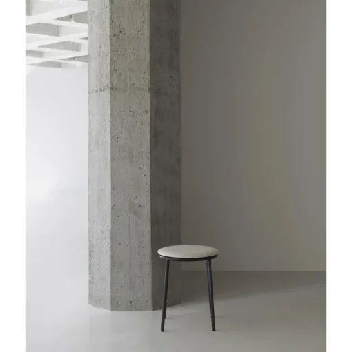 Normann Copenhagen Circa Skammel Polstret Sort/MLF20 Sand