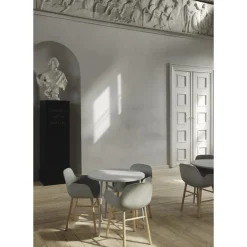 Normann Copenhagen Form Spisebordsstol med Armlán Eg/Main Line Flax MLF20