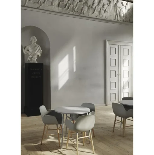 Normann Copenhagen Form Spisebordsstol med Armlán Eg/Main Line Flax MLF20