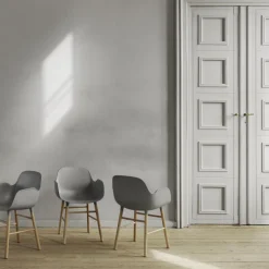Normann Copenhagen Form Spisebordsstol med Armlán Eg/Main Line Flax MLF20