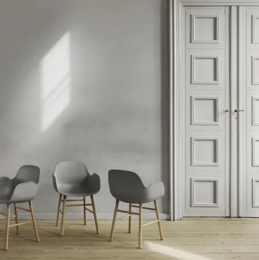 Normann Copenhagen Form Spisebordsstol med Armlán Eg/Main Line Flax MLF20
