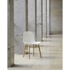 Normann Copenhagen Form Spisebordsstol Hvid/Egetrá