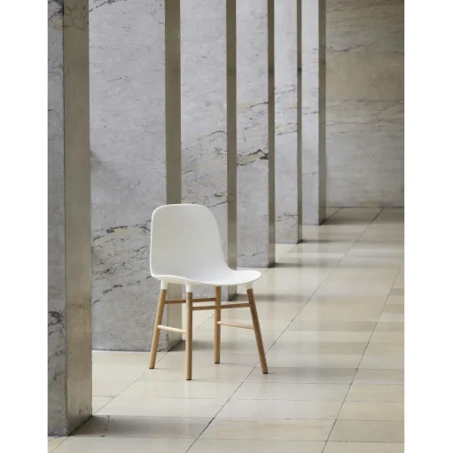 Normann Copenhagen Form Spisebordsstol Hvid/Egetrá