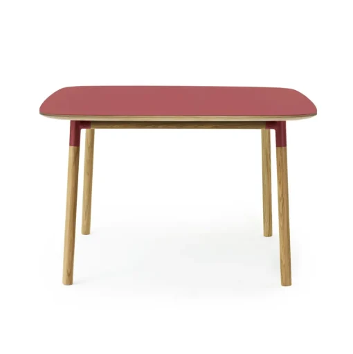 Normann Copenhagen Form Spisebord 120 x 120 cm Rød/Egetrá