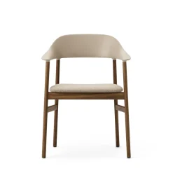 Normann Copenhagen Herit Spisebordsstol med Armlán Polstret Røget Egetrá/ Sand