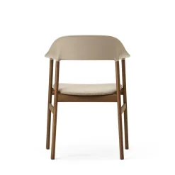 Normann Copenhagen Herit Spisebordsstol med Armlán Polstret Røget Egetrá/ Sand