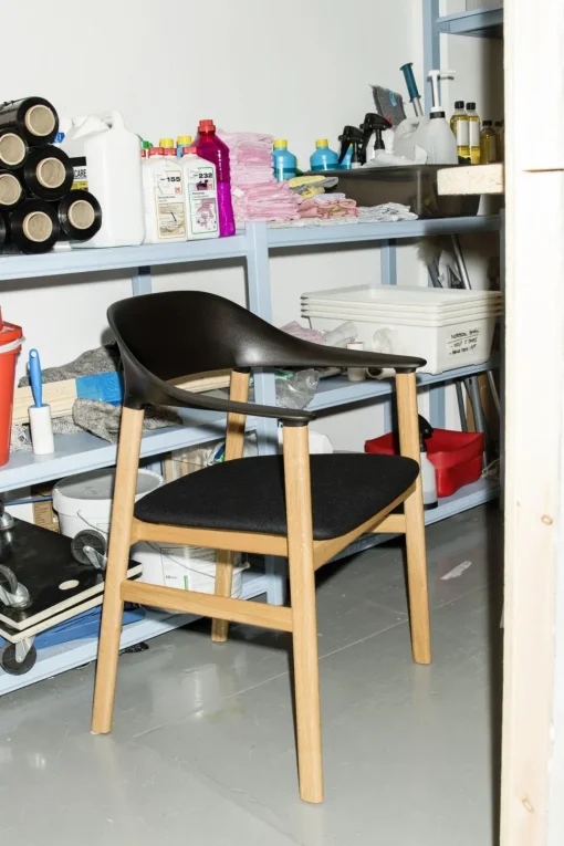 Normann Copenhagen Herit Spisebordsstol med Armlán Polstret Røget Egetrá/ Sand