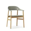 Normann Copenhagen Herit Spisebordsstol med Armlán Láder Polstret Egetrá/ Støvet Grøn