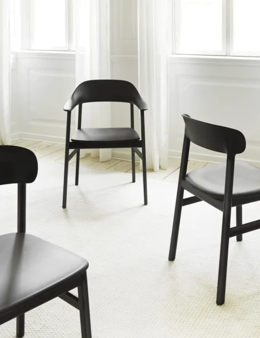 Normann Copenhagen Herit Spisebordsstol med Armlán Sort Egetrá