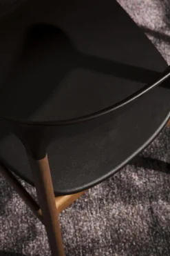 Normann Copenhagen Herit Spisebordsstol med Armlán Sort Egetrá