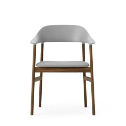 Normann Copenhagen Herit Spisebordsstol med Armlán Láder Polstret Røget Egetrá/ Grå