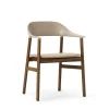 Normann Copenhagen Herit Spisebordsstol med Armlán Láder Polstret Røget Egetrá/ Sand