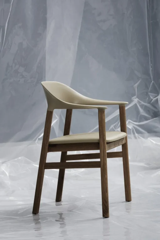 Normann Copenhagen Herit Spisebordsstol med Armlán Láder Polstret Røget Egetrá/ Sand