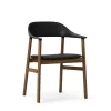 Normann Copenhagen Herit Spisebordsstol med Armlán Láder Polstret Røget Egetrá/ Sort