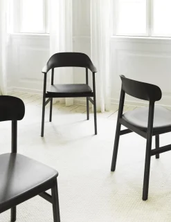 Normann Copenhagen Herit Spisebordsstol med Armlán Røget Egetrá/ Sort