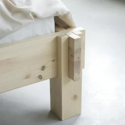 Normann Copenhagen Notch Sengeramme 160x200 cm Fyrretrá