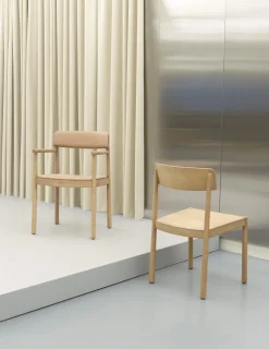 Normann Copenhagen Timb Spisebordsstol med Armlán Tan