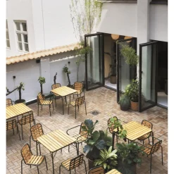 Normann Copenhagen Vig Udendørsstol med Armlán Sort/Robinia