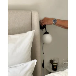 Nuura Apiales Váglampe Satin Sort med Ledning
