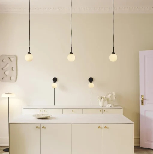 Nuura Apiales Váglampe Satin Sort med Ledning