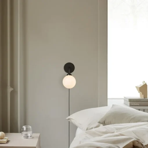 Nuura Apiales Váglampe Satin Sort med Ledning