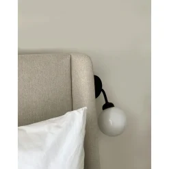 Nuura Apiales Váglampe Satin Sort med Ledning