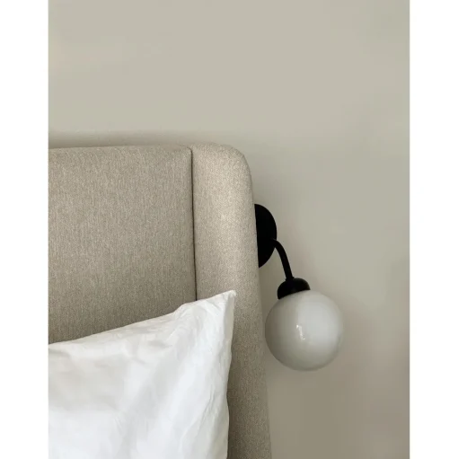 Nuura Apiales Váglampe Satin Sort med Ledning