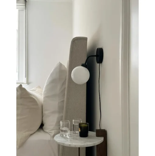 Nuura Apiales Váglampe Satin Sort med Ledning