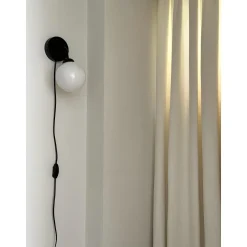 Nuura Apiales Váglampe Satin Sort med Ledning
